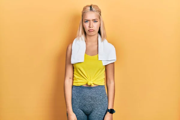 Schöne Blonde Sportlerin Trainingsanzug Deprimiert Und Besorgt Ihre Gesundheit Weint — Stockfoto