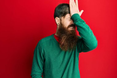 Uzun sakallı, sıradan kıyafetler giyen kızıl saçlı bir adam hata sonucu elleri kafasında şaşırmış. Hatayı hatırla. Unuttum, kötü hafıza kavramı. 