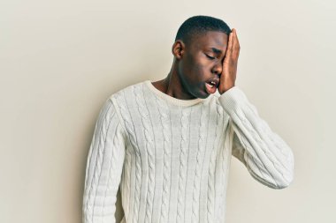 Genç Afro-Amerikan bir adam günlük kıyafetler giyiyor. Yarı yüz, göz ve ağız kaplamasından yoruluyor. Yüzüm acıyor.. 