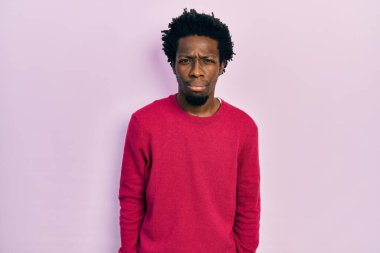 Genç Afro-Amerikalı bir adam, günlük giysiler giyiyor. Depresyonda ve endişe içinde. Kızgın ve korkmuş. hüzünlü ifade. 