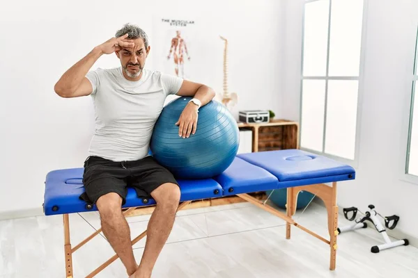 Homem Hispânico Meia Idade Clínica Recuperação Dor Segurando Bola Pilates — Fotografia de Stock