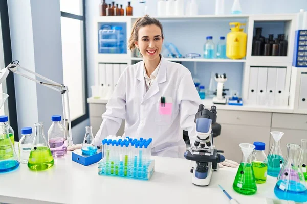 Young Woman Wearing Scientist Uniform Looking Camera Laboratory — Stock Photo, Image