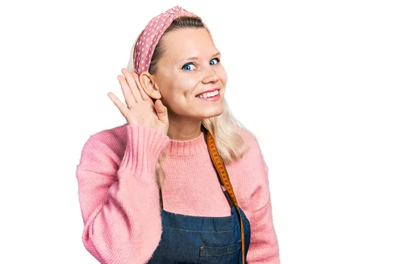 Joven Mujer Caucásica Modista Diseñador Con Delantal Atelier Sonriendo Con —  Fotos de Stock