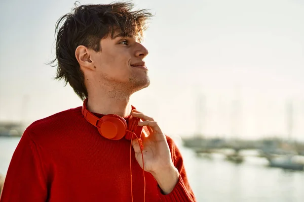 Νεαρός Ισπανός Χαμογελάει Χαρούμενος Ακουστικά Στην Παραλία — Φωτογραφία Αρχείου