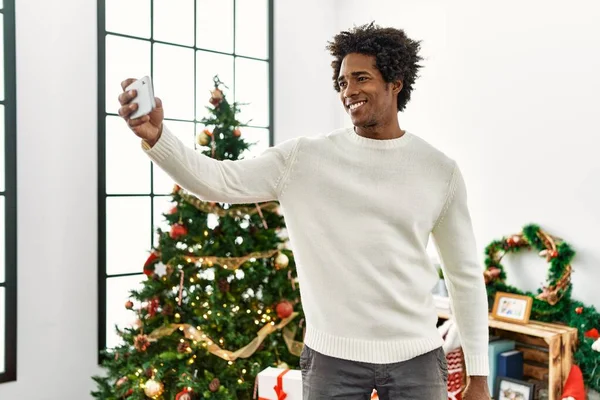 Joven Afroamericano Uisng Hombre Teléfono Inteligente Pie Junto Árbol Navidad — Foto de Stock