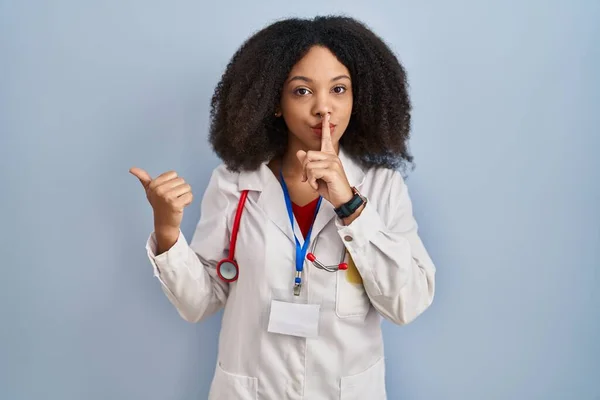 Junge Afrikanisch Amerikanische Frau Arztuniform Und Stethoskop Die Darum Bittet — Stockfoto