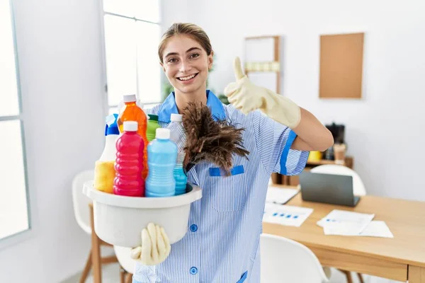 Wanita Pirang Muda Yang Mengenakan Seragam Bersih Memegang Produk Pembersih — Stok Foto