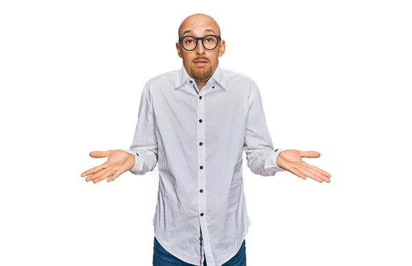 Plešatý Muž Vousy Pracovní Košili Brýlích Bezradný Zmatený Výraz Rukama — Stock fotografie