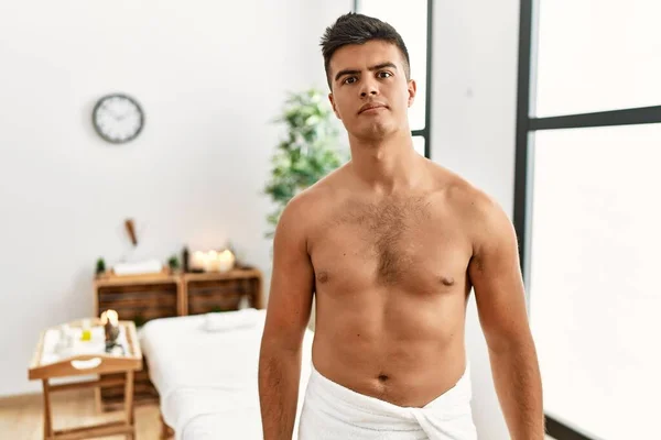 Homem Hispânico Jovem Sem Camisa Centro Spa Relaxado Com Expressão — Fotografia de Stock