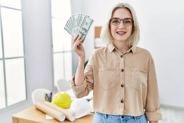 Nşaat Ofisindeki Genç Beyaz Kadın Elinde Para Tutuyordu Pozitif Mutlu — Stok fotoğraf