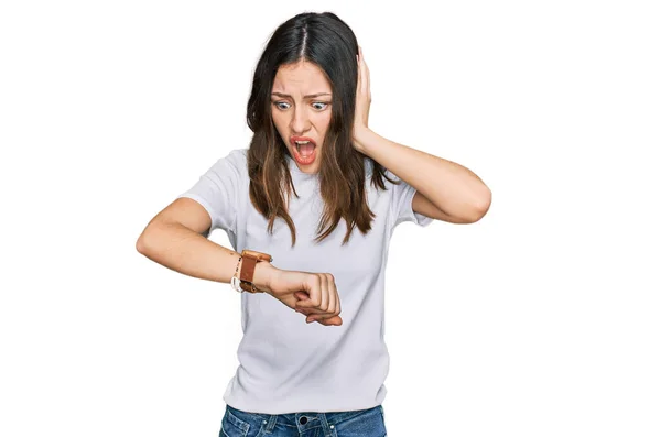 Mujer Hermosa Joven Vistiendo Camiseta Blanca Casual Mirando Tiempo Reloj — Foto de Stock