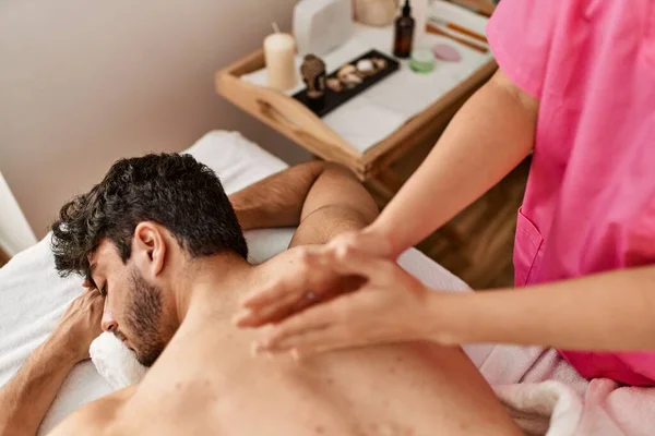 Hombre Relajado Recibiendo Masaje Espalda Centro Belleza —  Fotos de Stock