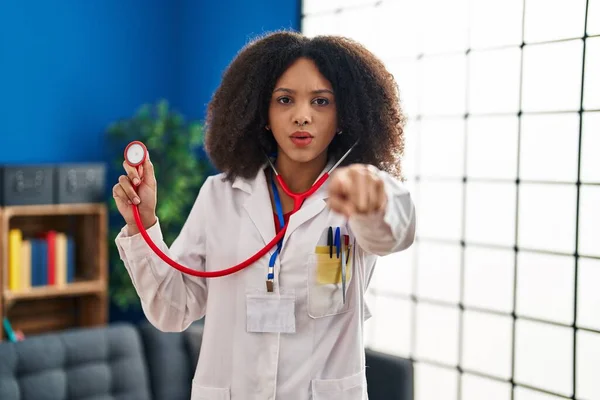 Jeune Femme Médecin Afro Américaine Portant Uniforme Médecin Stéthoscope Pointant — Photo