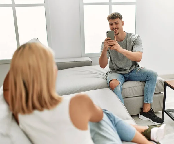 Adam Evde Akıllı Telefon Kullanarak Kız Arkadaşına Fotoğraf Çekiyor — Stok fotoğraf