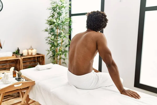 Ung Afrikansk Amerikansk Man Sitter Massage Ombord Skönhetscentret — Stockfoto