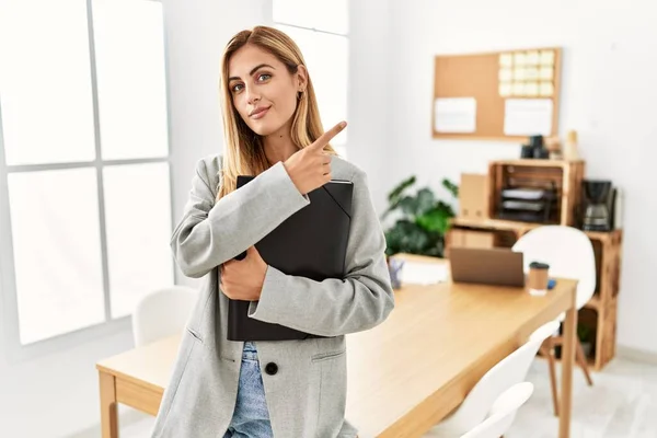 Blonde Business Woman Office Pointing Hand Finger Side Showing Advertisement — ストック写真