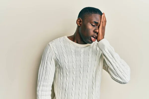 Jovem Afro Americano Vestindo Roupas Casuais Bocejando Cansado Cobrindo Metade — Fotografia de Stock