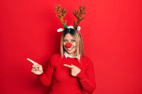 Красива Іспаномовна Жінка Різдвяному Капелюсі Червоному Носі Посміхається Дивиться Камеру — стокове фото
