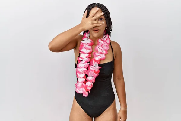 Young African American Woman Wearing Swimsuit Hawaiian Lei Peeking Shock — Stockfoto