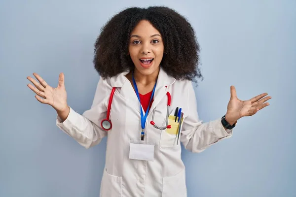Молодая Африканская Американка Докторской Форме Стетоскопе Празднует Безумство Удивляется Успеху — стоковое фото