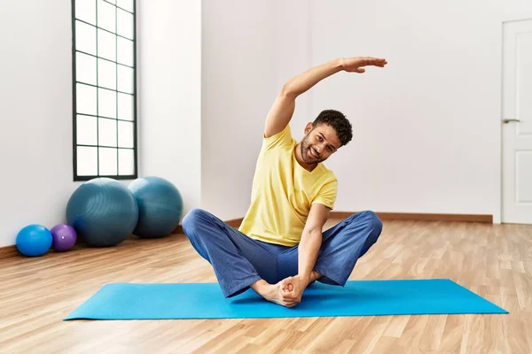 Joven Árabe Deportista Sonriendo Feliz Entrenamiento Yoga Centro Deportivo — Foto de Stock