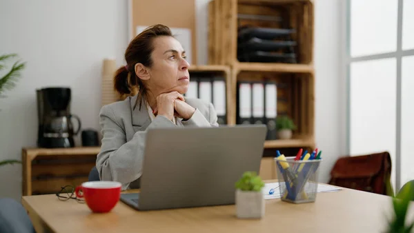 Mulher Hispânica Meia Idade Empresária Que Trabalha Escritório — Fotografia de Stock