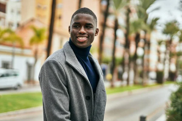 Jeune Homme Afro Américain Souriant Heureux Debout Ville — Photo