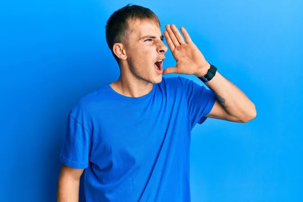 Giovane Uomo Caucasico Indossa Casual Shirt Blu Urlando Urlando Forte — Foto Stock
