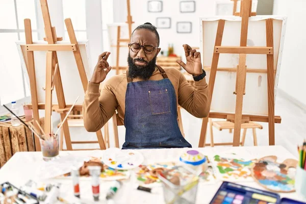 Sanat Stüdyosundaki Afrikalı Amerikalı Sanatçı Umut Gözlerin Kapalı Gülümseyerek Bana — Stok fotoğraf