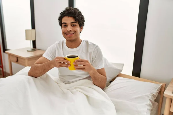 Genç Spanyol Adam Yatak Odasındaki Yatakta Kahve Içiyor — Stok fotoğraf