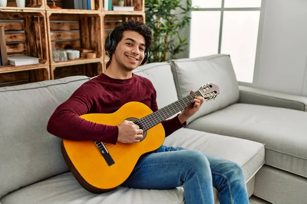 Jovem Hispânico Tocando Guitarra Clássica Sentado Sofá Casa — Fotografia de Stock