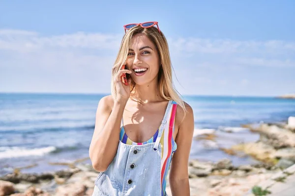 Chica Rubia Joven Sonriendo Feliz Hablando Teléfono Inteligente Playa —  Fotos de Stock