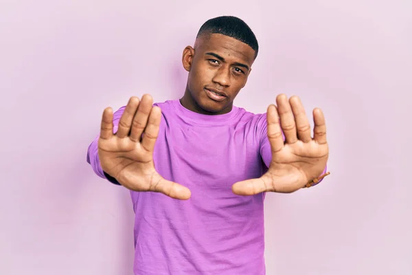 Young Black Man Wearing Casual Pink Sweater Doing Frame Using — ストック写真