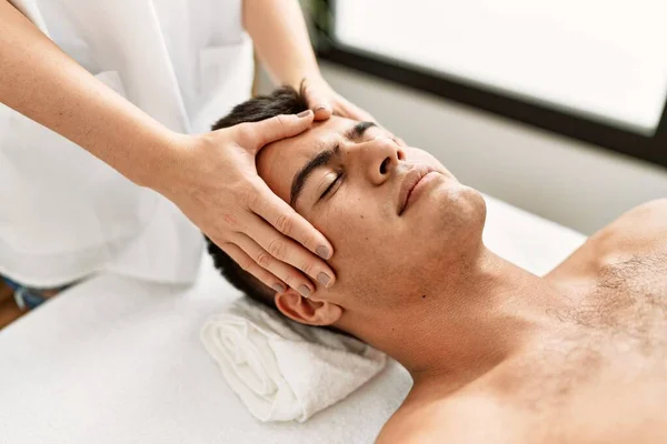Jovem Hispânico Relaxado Tendo Massagem Facial Centro Beleza — Fotografia de Stock