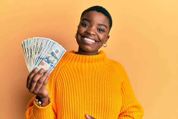 Молода Афроамериканська Жінка Яка Тримає Долари Позитивному Щасливому Становищі Посміхається — стокове фото