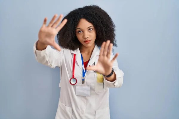 Junge Afrikanisch Amerikanische Frau Trägt Arztuniform Und Stethoskop Dabei Rahmen — Stockfoto