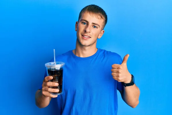 Jovem Caucasiano Bebendo Copo Bebida Refrigerante Sorrindo Feliz Positivo Polegar — Fotografia de Stock