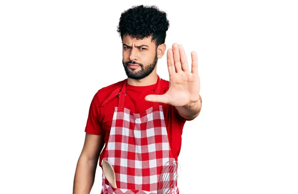 年轻的阿拉伯男子 留着胡子 头戴厨师围裙 手掌心停止歌唱 用消极而严肃的手势警告人 — 图库照片