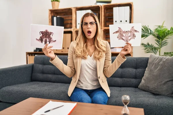 Young Blonde Therapist Woman Holding Rorschach Test Shock Face Looking — Photo