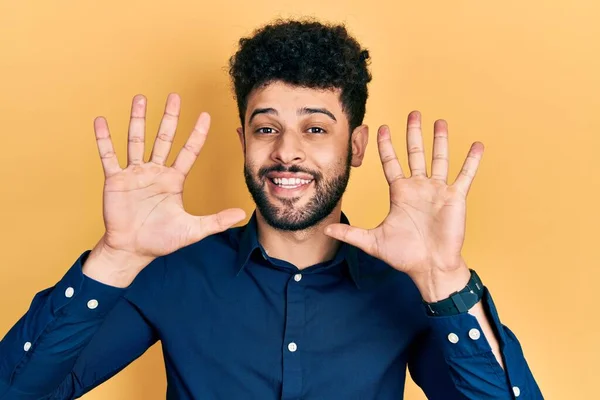 Hombre Árabe Joven Con Barba Llevando Camisa Casual Mostrando Apuntando — Foto de Stock