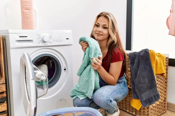 年轻的高加索女孩笑着高兴地在家里用吸尘器洗衣服 — 图库照片