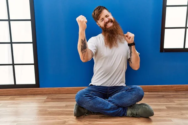 Redhead Man Long Beard Sitting Floor Empty Room Very Happy — стоковое фото
