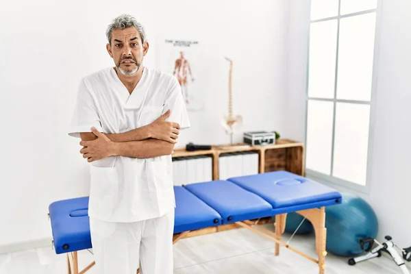 Middle Age Hispanic Therapist Man Working Pain Recovery Clinic Shaking — Stockfoto