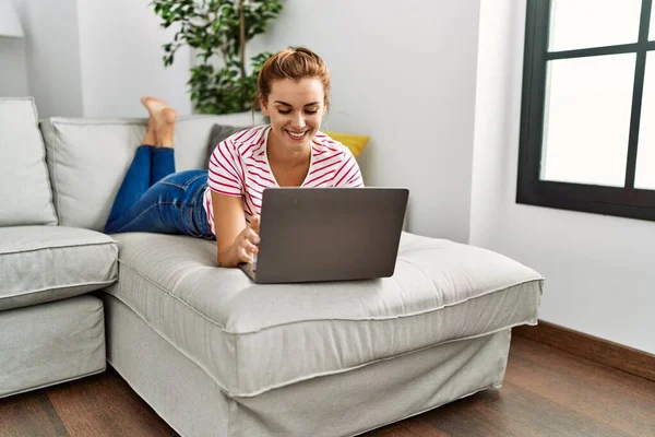 Junge Frau Mit Laptop Hause Auf Sofa Liegend — Stockfoto