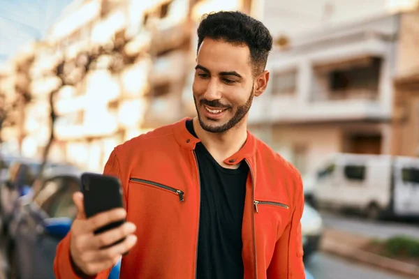 Ung Latinamerikansk Man Ler Glad Med Smartphone Stan — Stockfoto