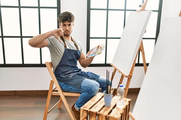 Jovem Hispânico Homem Pintura Estúdio Arte Com Cara Irritada Sinal — Fotografia de Stock