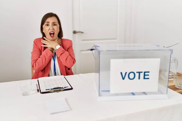 Beautiful Middle Age Hispanic Woman Political Election Sitting Ballot Shouting — Stock Photo, Image