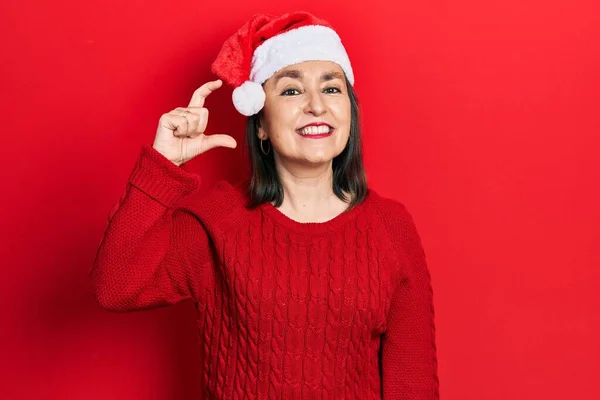 Mujer Hispana Mediana Edad Con Sombrero Navidad Sonriente Gesto Confiado —  Fotos de Stock