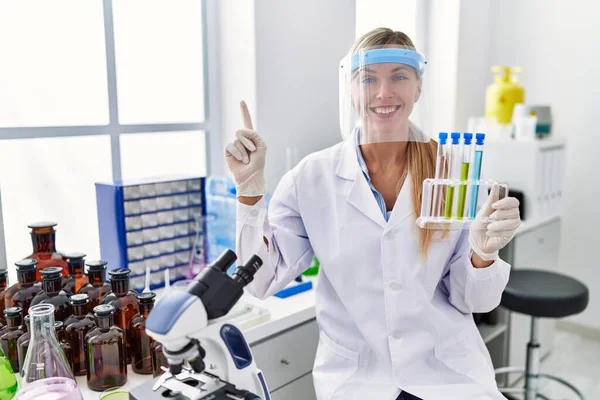Όμορφη Γυναίκα Που Εργάζονται Εργαστήριο Επιστήμονας Χαμογελώντας Χαρούμενος Δείχνοντας Χέρι — Φωτογραφία Αρχείου