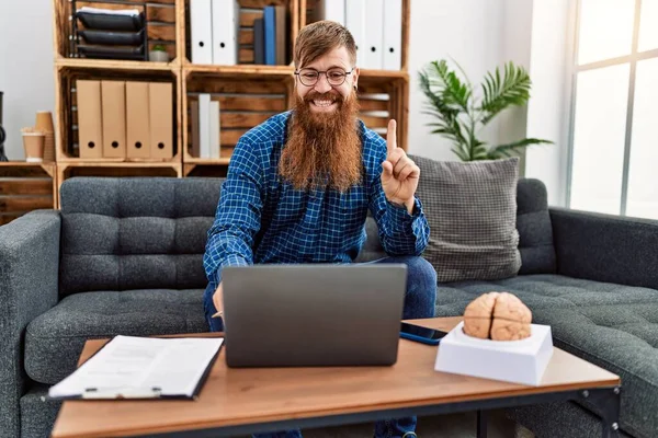 Vörös Hajú Férfi Hosszú Szakállal Laptoppal Dolgozik Pszichológiai Klinikán Mosolyog — Stock Fotó